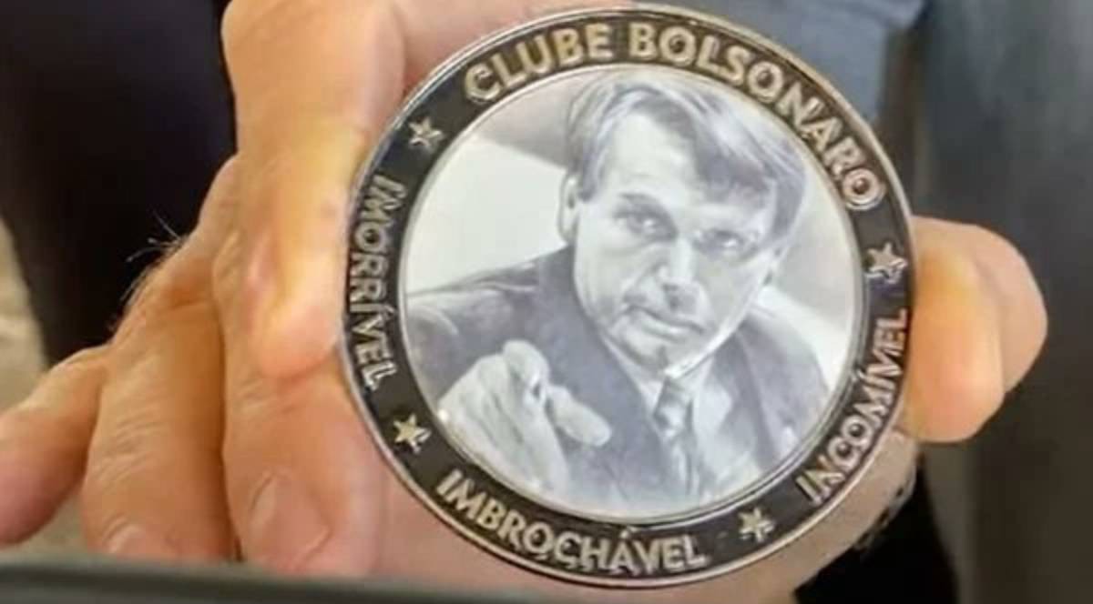 Filho de Bolsonaro presenteia governador com medalha ‘imbrochável’