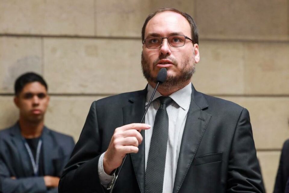 Carlos Bolsonaro chama governadores da direita de ‘ratos’ e acusa aliados de oportunismo