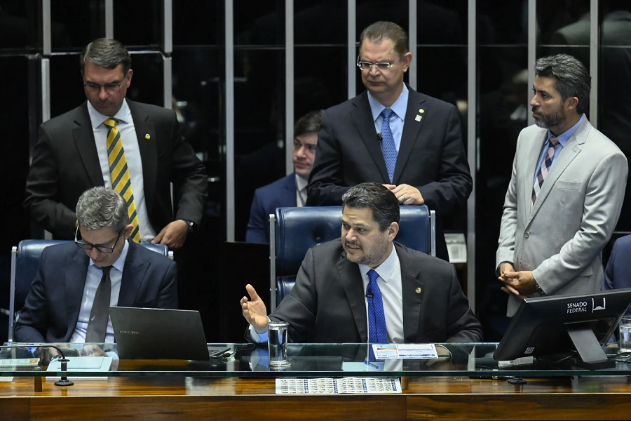 Após oposição desocupar plenário, Senado aprova manter isenção de IR para quem ganha até 2 salário mínimos