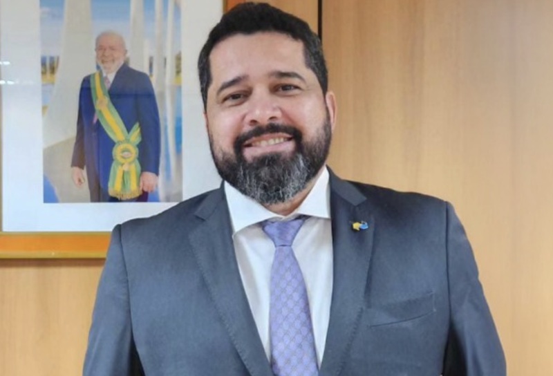 Presidente dos Correios não sabe se fica e nem larga o osso na estatal