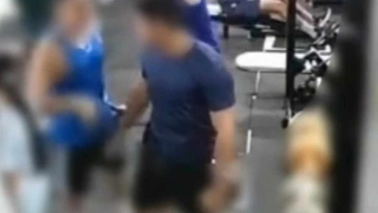 Jovem é agredido com barra de ferro durante treino em academia