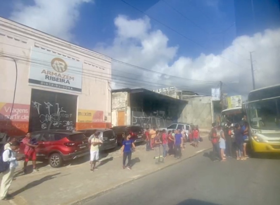 Rodoviários paralisam atividades nesta sexta e atrasam saída de ônibus