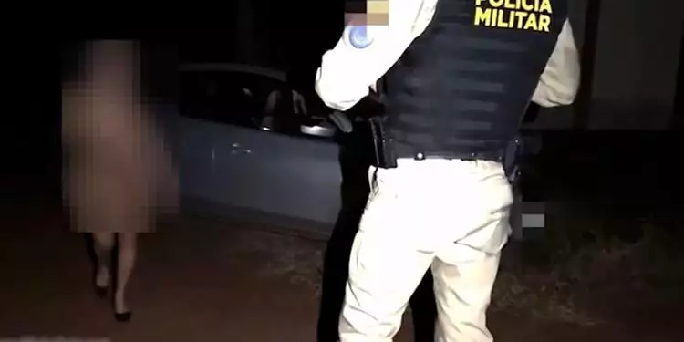 Mulher faz sexo com PM na frente do marido e em cima da viatura