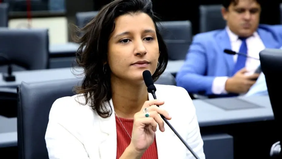 Brisa Bracchi reage a pedido de cassação e diz que há “tentativa de perseguição política”