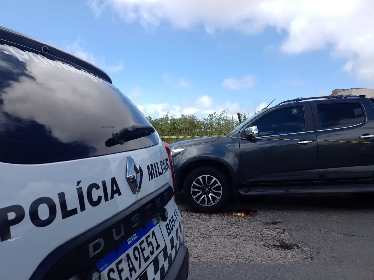 Homem baleado é encontrado morto dentro de veículo em Neópolis; Suicídio não está descartado