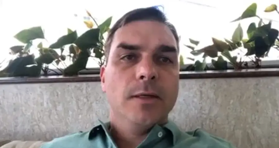 Flávio Bolsonaro diz que mãe e avós foram feitos reféns por criminosos no RJ