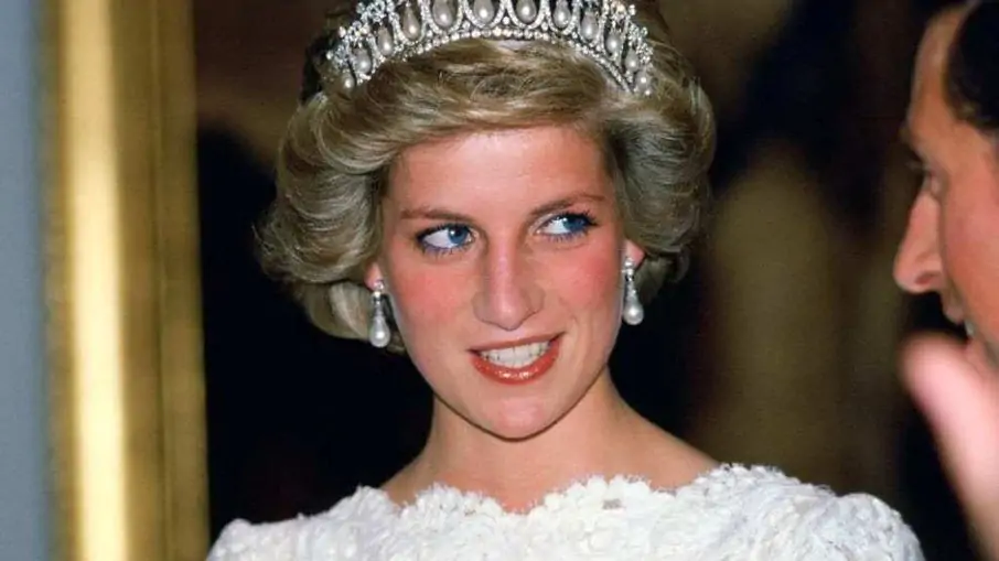 Cápsula do tempo com objetos da princesa Diana é desenterrada