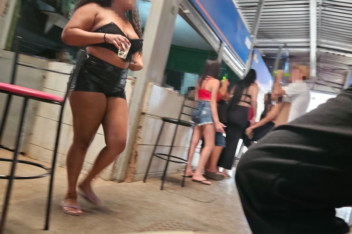 “Iscas” seduzem clientes para gastar na “banca do trepa-trepa”
