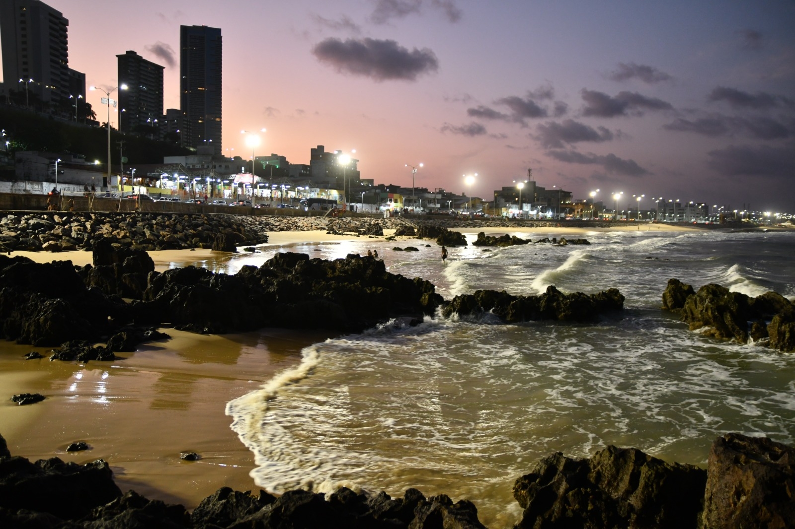 Prefeitura avança na modernização da iluminação entre a Praia dos Artistas e a Praia do Meio