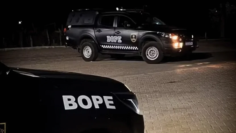 Homem faz a própria mãe de refém em surto psicótico no Potengi, em Natal
