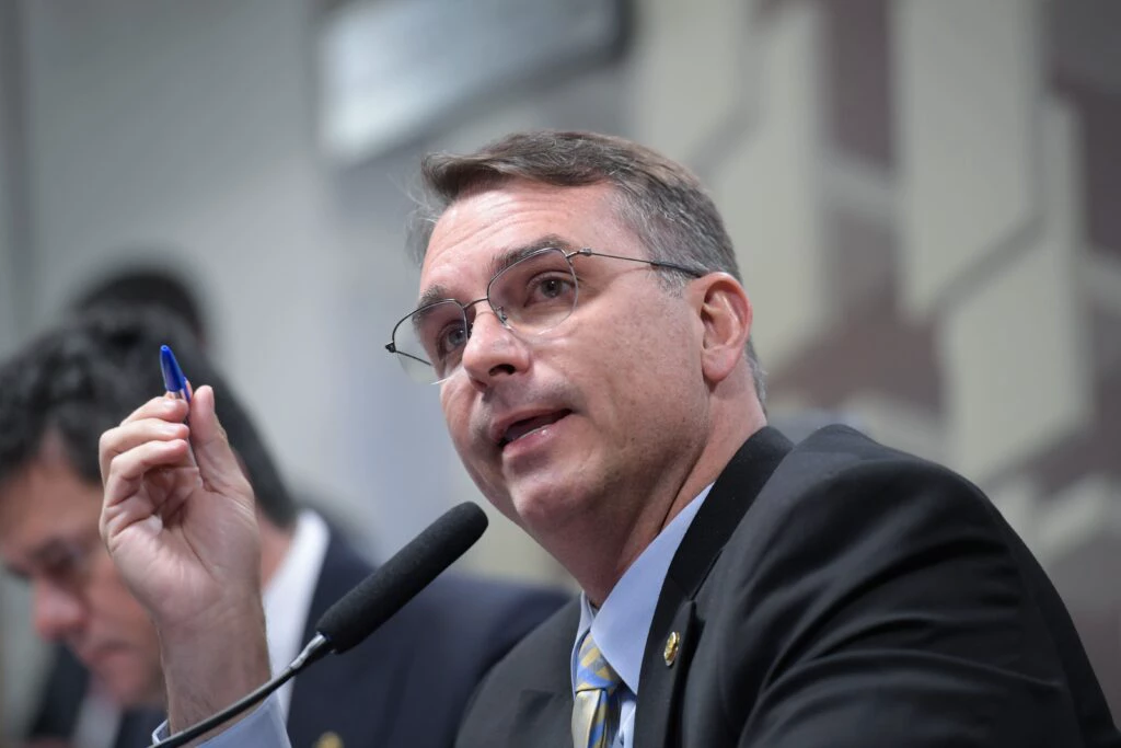 “Tô pedindo pro terrorista dar a trégua”, diz Flávio Bolsonaro