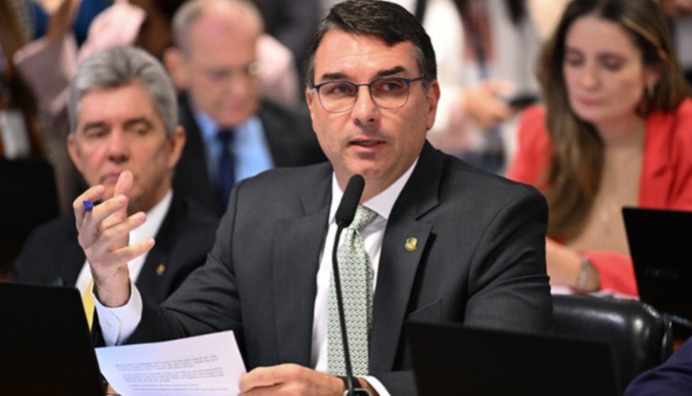 Flávio atribui câncer do pai a ‘perseguição incessante’