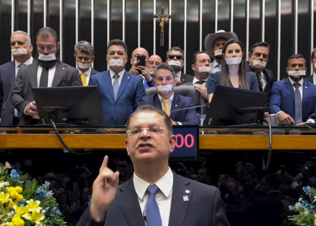 Líderes de partidos de oposição já contam com 300 votos pró-anistia na Câmara