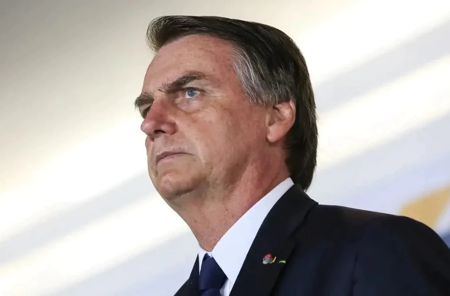 Bolsonaro segue com anemia, mas teve melhora após internação, diz boletim