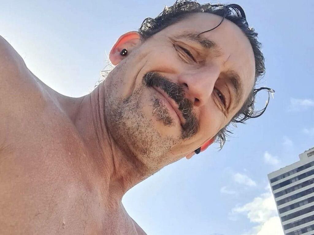 Ator da Globo compartilha vídeo de cueca e celebra condenação de Bolsonaro