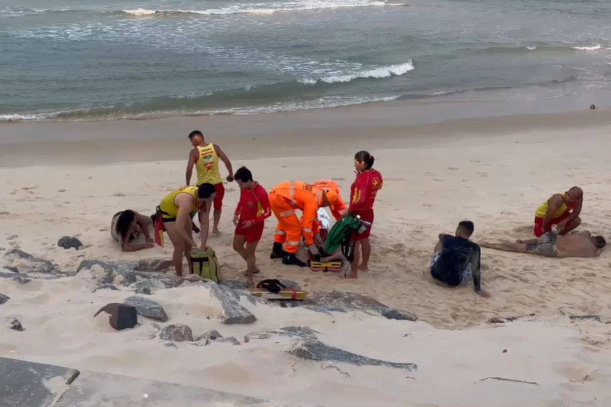 Tentativa de salvamento quase termina em tragédia na Praia do Meio