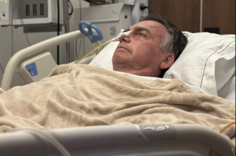 "Peço oração", diz Flávio após Jair Bolsonaro ser levado a hospital