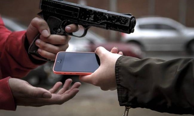 Câmara aprova pena maior para quem comprar celular roubado