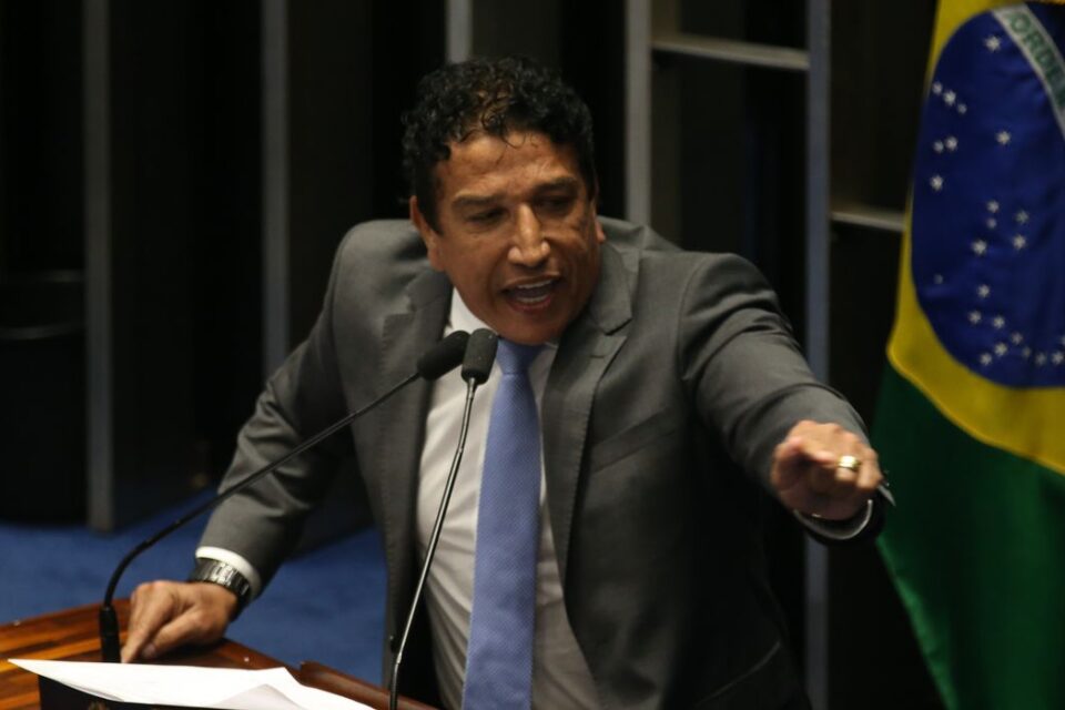Senador Magno aciona Polícia Federal após ameaça contra Nikolas