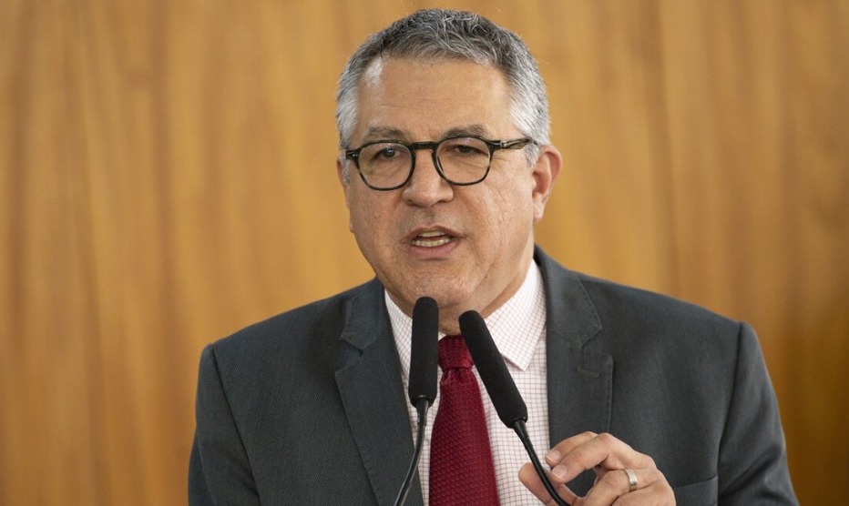Vergonha: EUA autorizam entrada de Padilha, mas ficará entre hotel e local de reunião