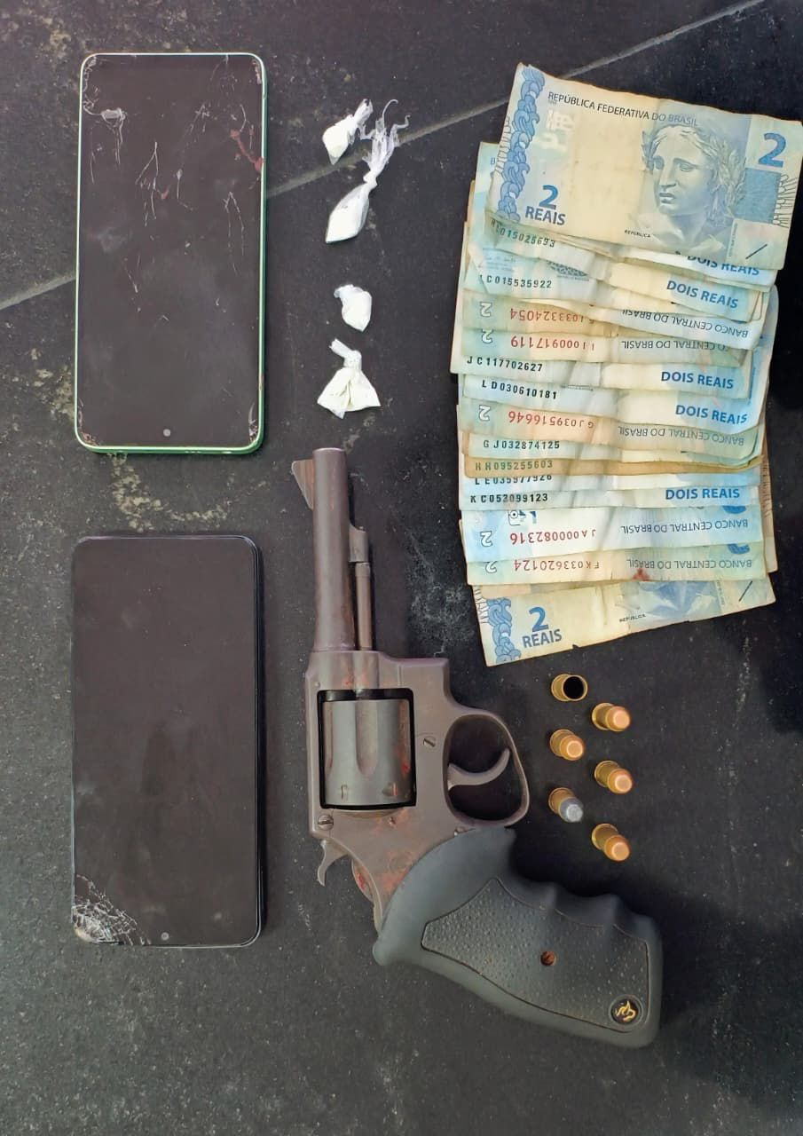PM encontra arma, munições e cocaína em apartamento após denúncia de violência doméstica