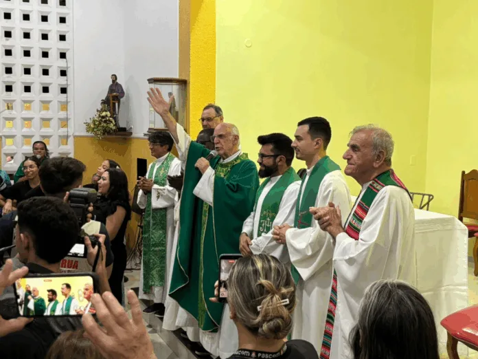 Fiéis gritam 'sem anistia' durante cerimônia com padre Júlio Lancellotti