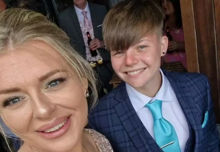 Mulher que 'se casou com menino de 10 anos' dá à luz gêmeas