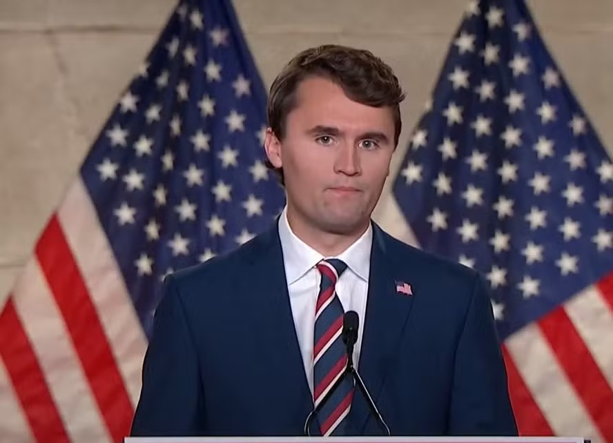 Influenciador ligado a Trump morre após ser baleado durante palestra em universidade dos EUA
