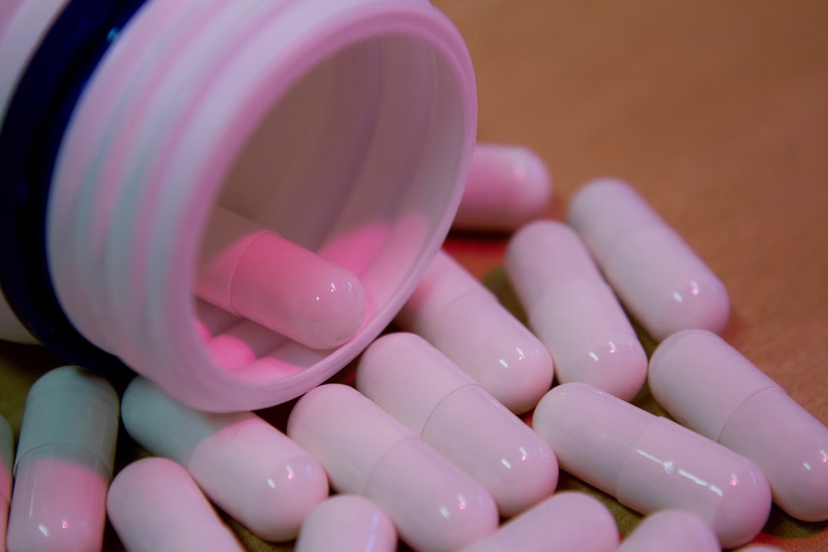 Mãe é presa por dar clonazepam para filha parar de chorar; criança foi socorrida pela PM