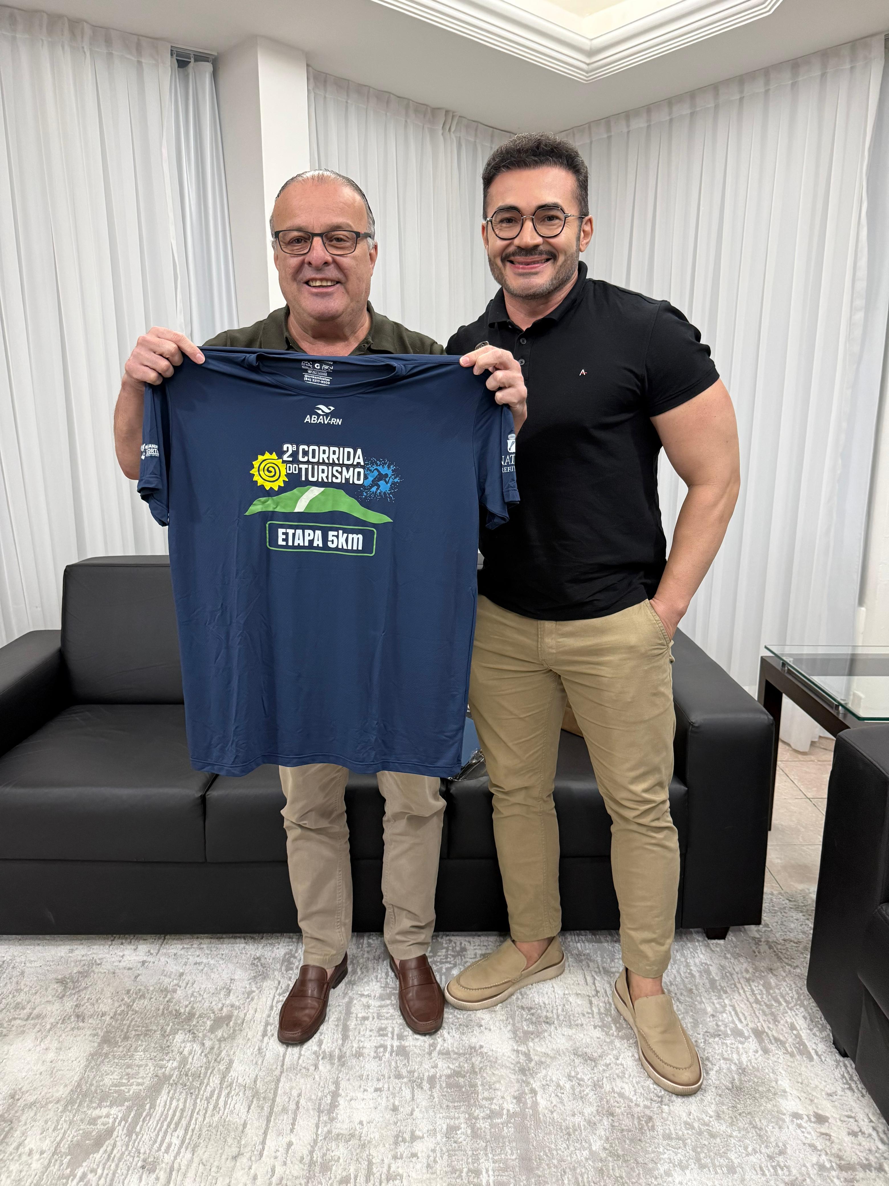 ABAV-RN entrega camisa da 2ª Corrida do Turismo ao Prefeito de Natal, Paulinho Freire