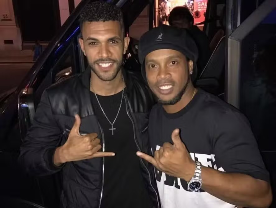 Conhecido por fotos ao lado de famosos como Ronaldinho Gaúcho, ex-jogador é preso com 11 cartões clonados em Portugal