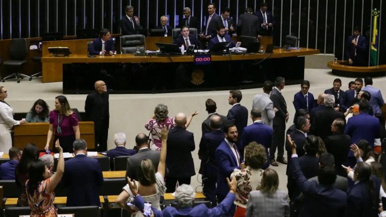 Câmara aprova regime de urgência para projeto da anistia; saiba como votou a bancada potiguar