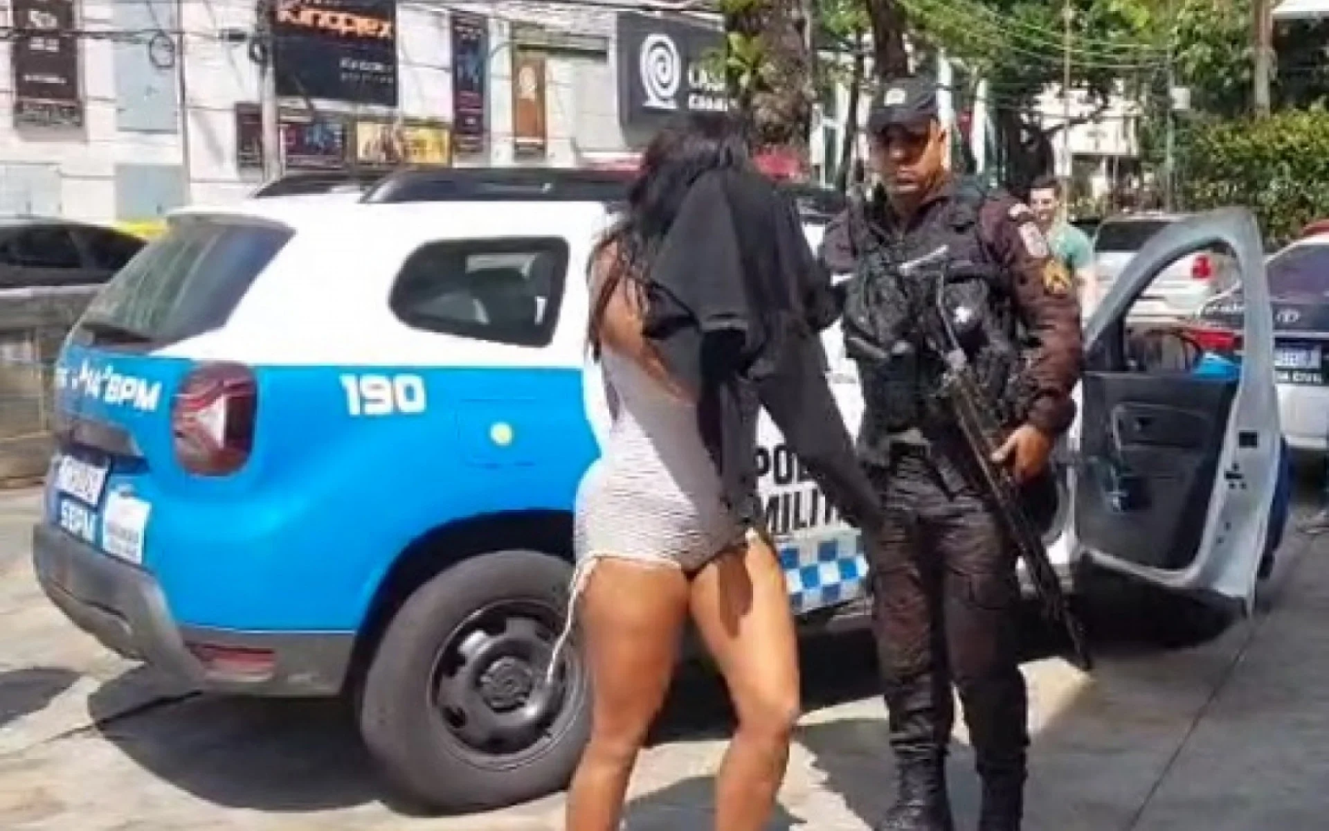 Garota de programa é presa por aplicar 'Boa noite, Cinderela' em turista francês