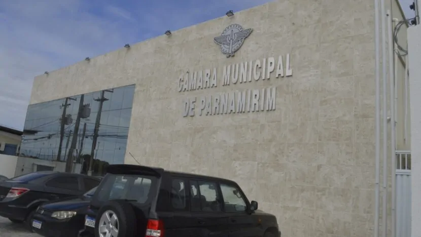 Justiça condena ex-vereador e assessores de Parnamirim a devolver R$ 115 mil por cargos fantasmas na Câmara