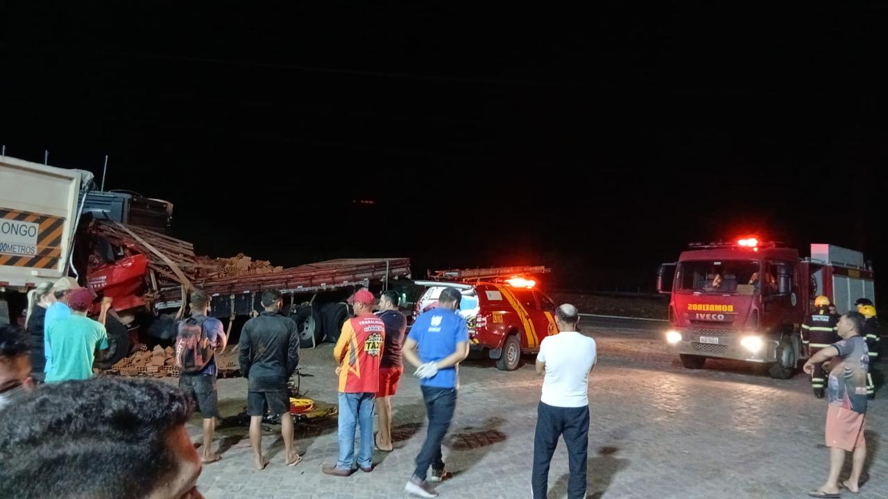 Acidente em Angicos com caminhão carregado de tijolos deixa um morto e dois feridos