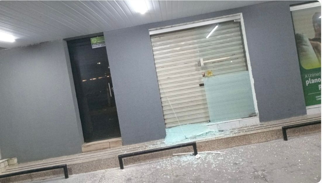 Homem é preso após danificar veículo e destruir fachada de empresa em Natal