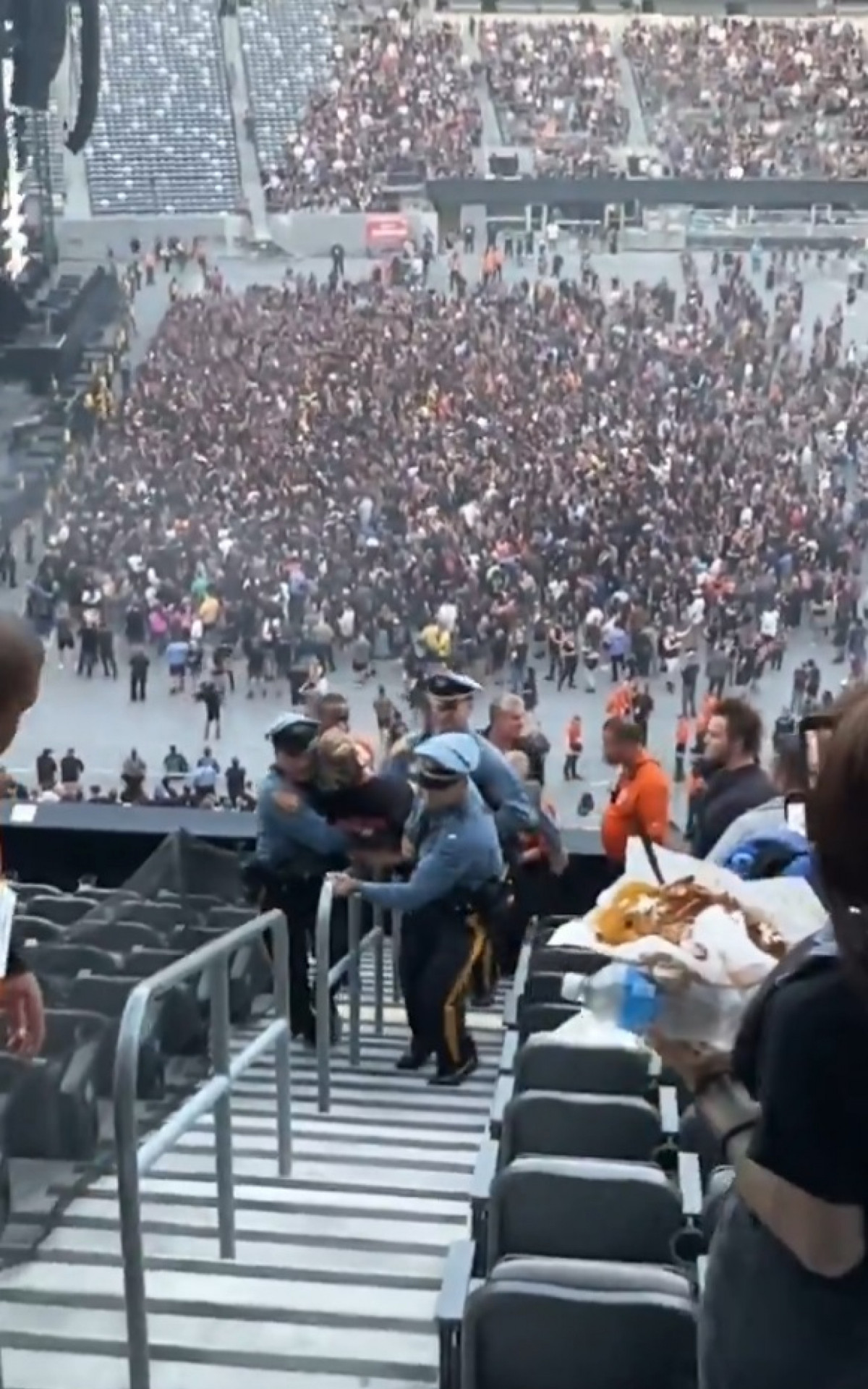 Homem é preso por se masturbar em show de metal nos EUA
