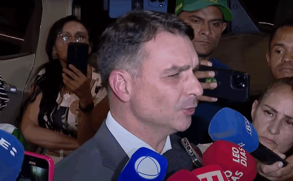 Flavio afirma que Jair Bolsonaro chegou a parar de respirar
