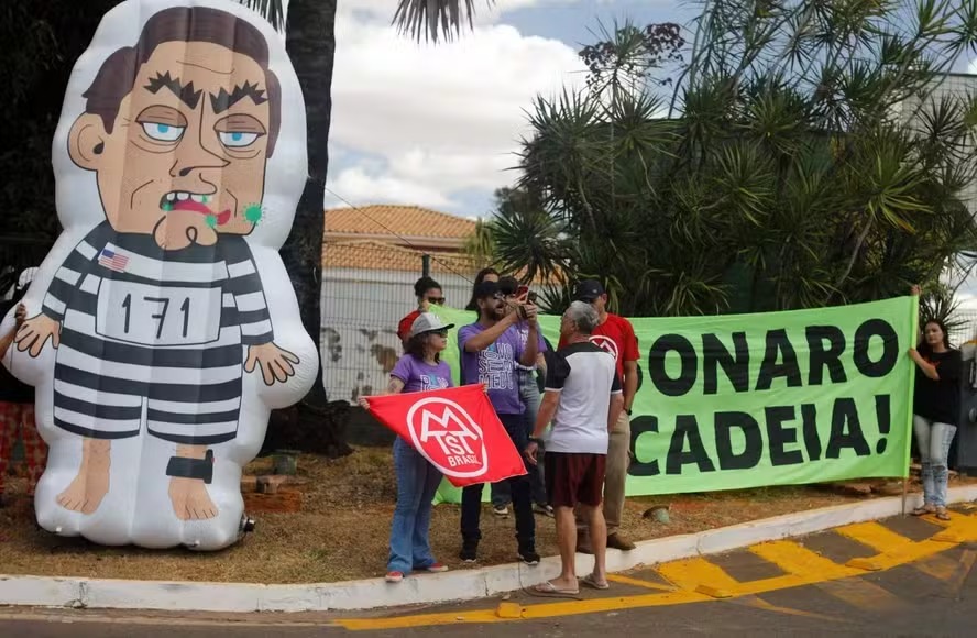 Bolsonaro vê julgamento de casa, e condomínio tem oração, briga e ‘pixuleco’