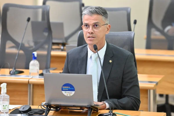 PT é acusado por coronel Azevedo de obstruir votação e líder diz que é “lacração”