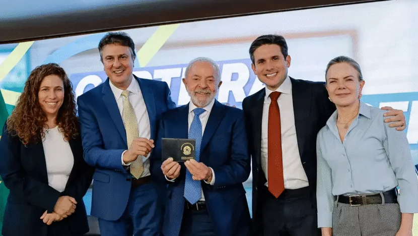 Lula sanciona lei que cria Carteira Nacional do Professor