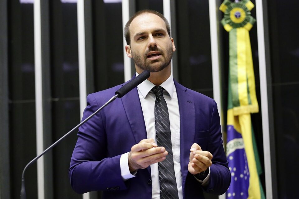 Eduardo chama denúncia de ‘fajuta’ e Gonet de ‘lacaio’ de Moraes