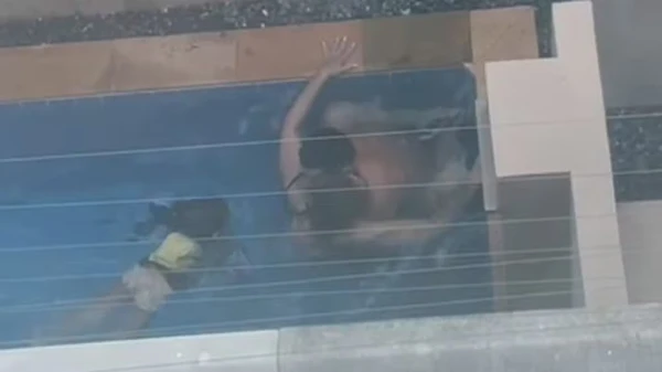 Casal faz sexo em piscina na frente de criança dentro de condomínio