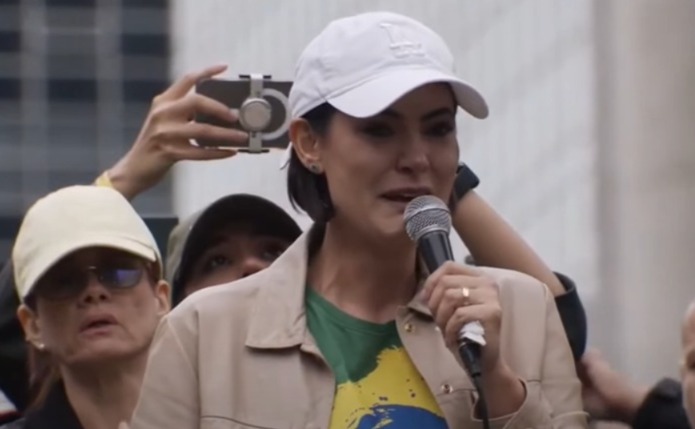 Michelle chora, denuncia abusos e afirma que Moraes proibiu orações em sua casa