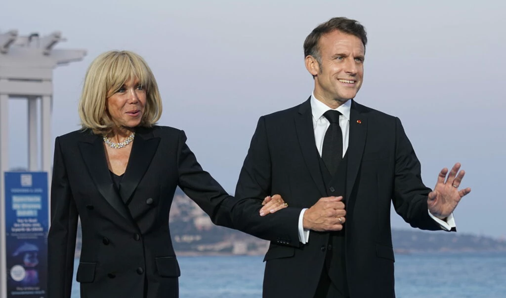 Macron dará “prova científica” de que sua esposa nasceu mulher