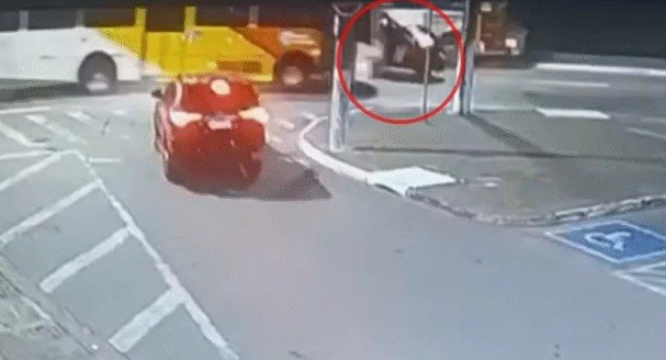 Vídeos mostram perseguição e execução de ex-delegado em litoral de SP; veja o momento