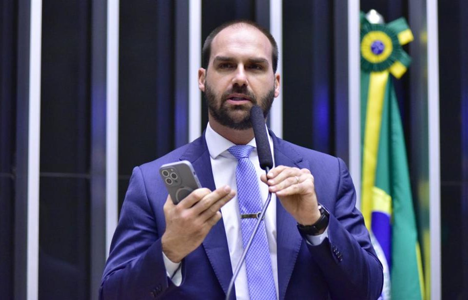 Lula é visto no exterior como ‘aquele bêbado da rua’, diz Eduardo