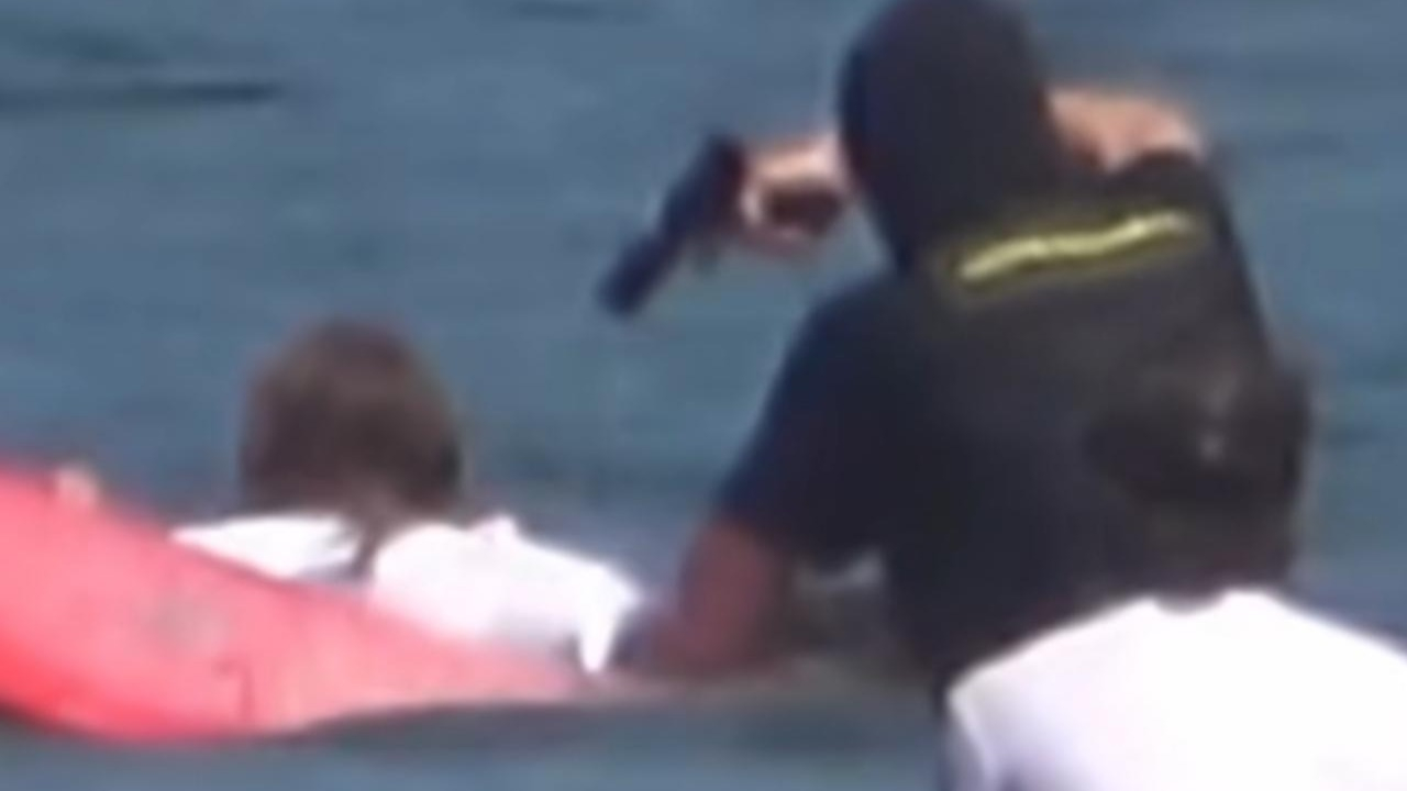 INACREDITÁVEL: Surfista é assaltado enquanto surfava em praia do Rio de Janeiro