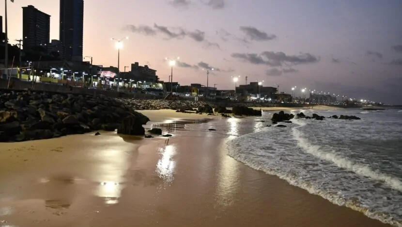 Iluminação em LED é religada na orla da Zona Leste de Natal