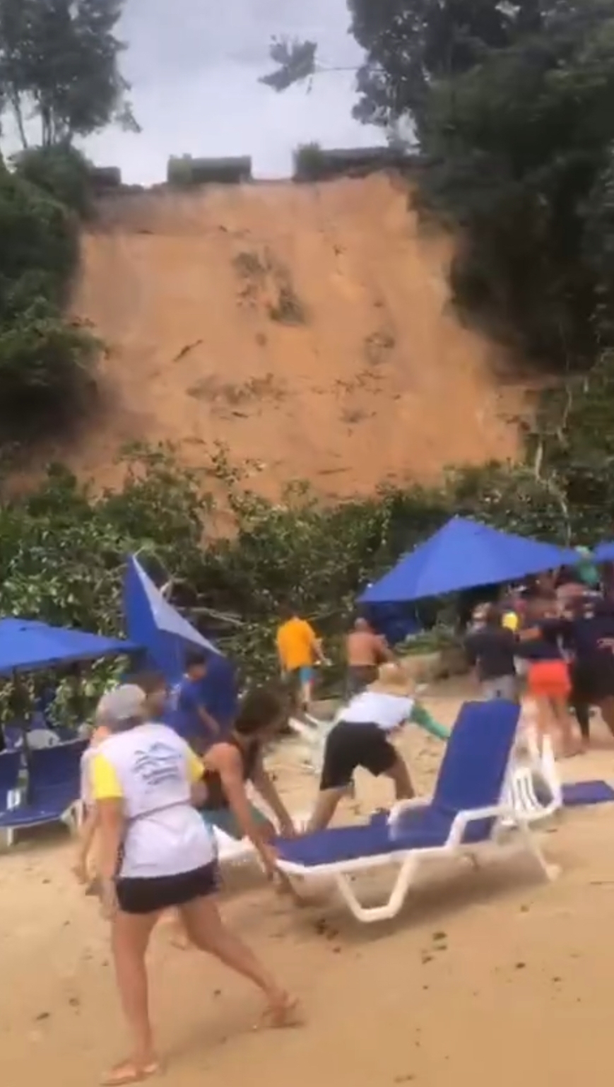 Deslizamento de terra atinge barracas na praia do Madeiro, em Tibau do Sul